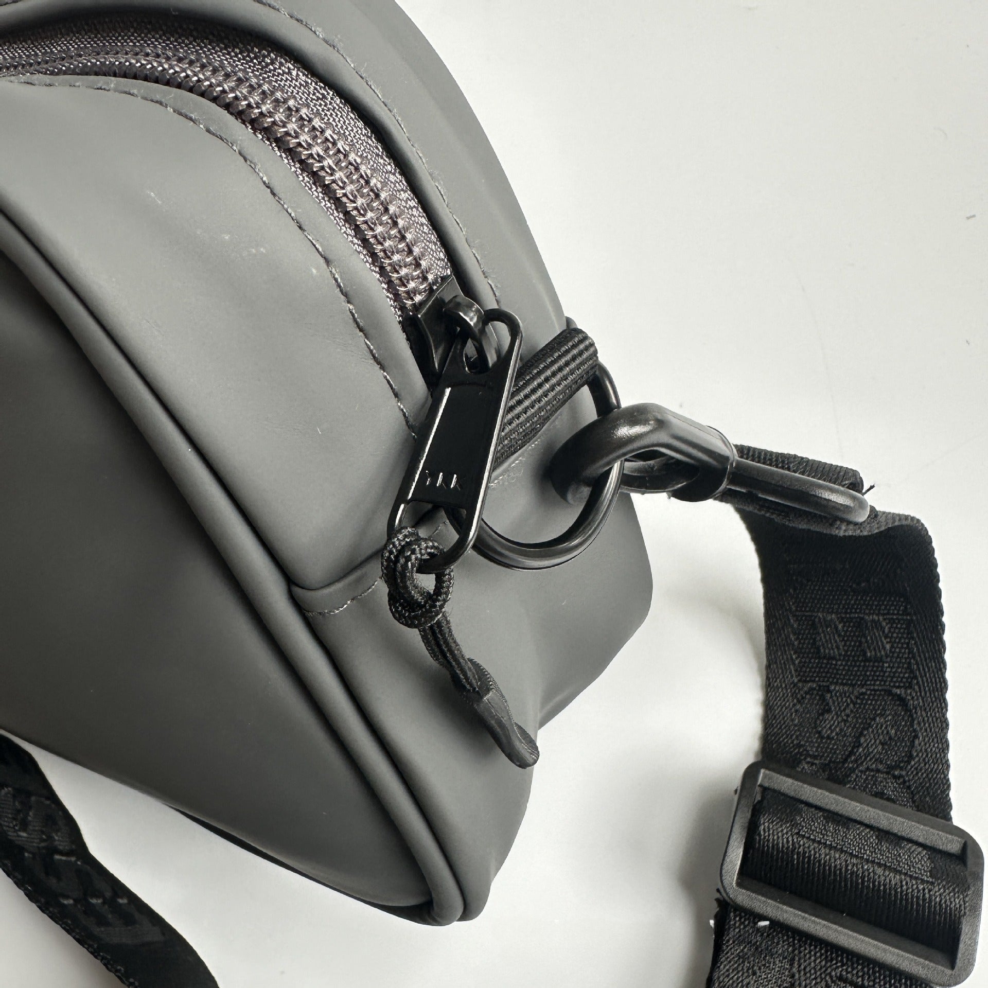 FOG ESSENTIALS Bag Messenger bag Commuter breast bag Lightweight mobile phone bag Small satchel